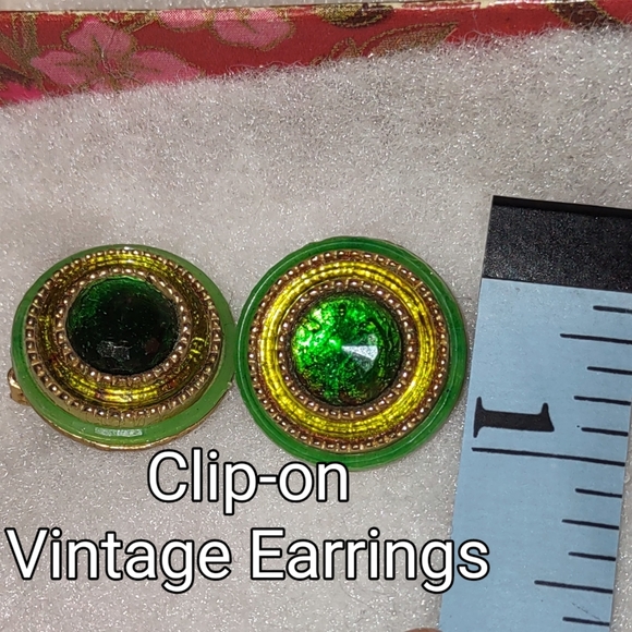Vintage Green Glass Rivoli Clip Earrings - Picture 6 of 6